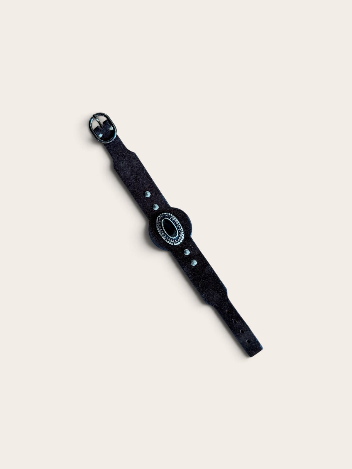 Bracciale in pelle scamosciata testa di moro con pietra nera, fotografato per intero su fondo chiaro