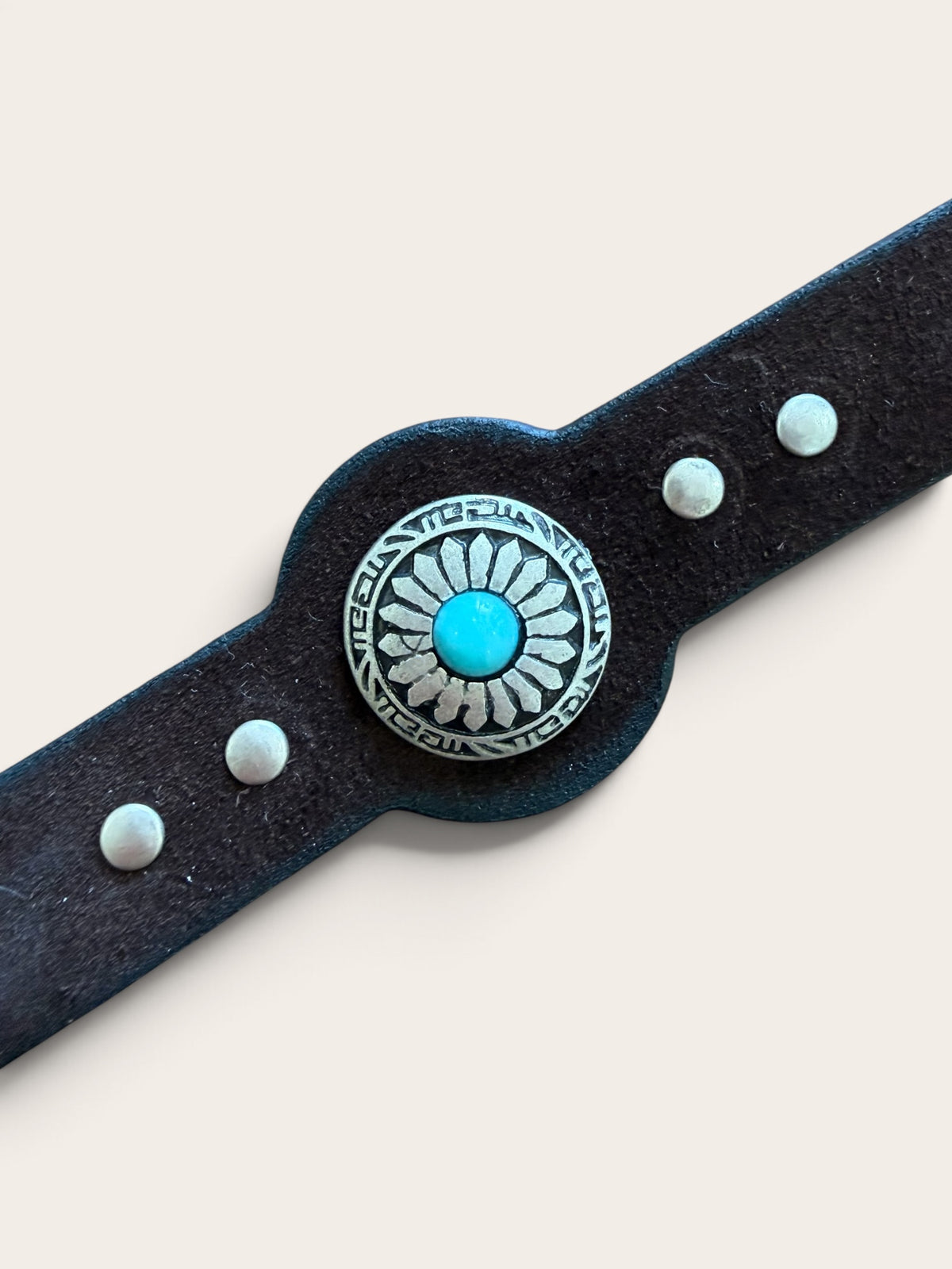 Bracciale in pelle scamosciata testa di moro con pietra color turchese, fotografato per intero su fondo chiaro