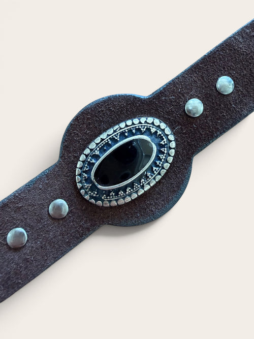 Bracciale in pelle scamosciata testa di moro con pietra nera, fotografato per intero su fondo chiaro